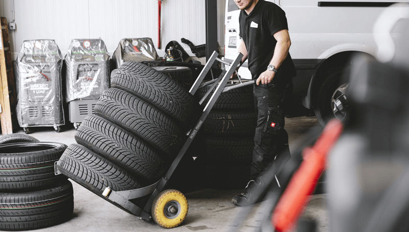 gommista che vende gomme usate